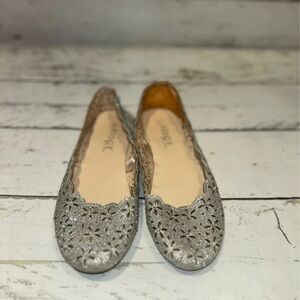 Rouge! Silver Floral Women's Flats